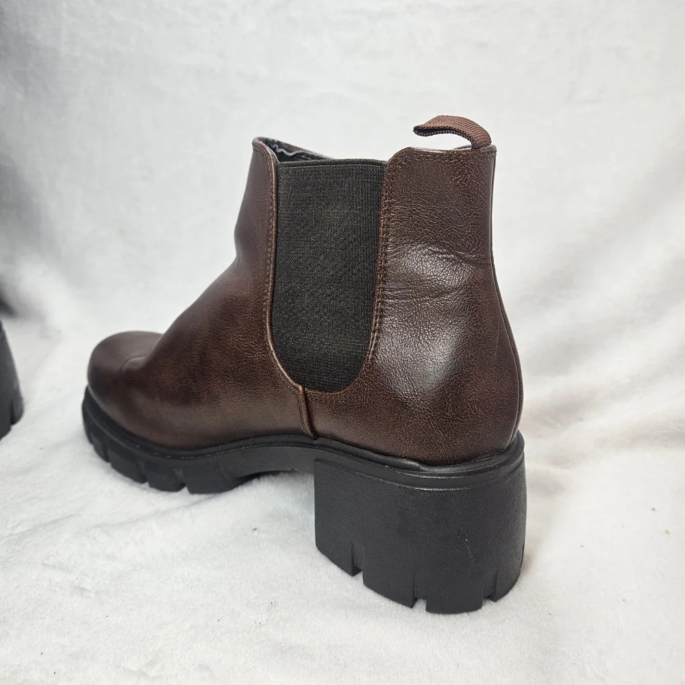 SODA Brown Ankle Boots Women's Size 9 Chunky Lug Sole Pull-On Chelsea